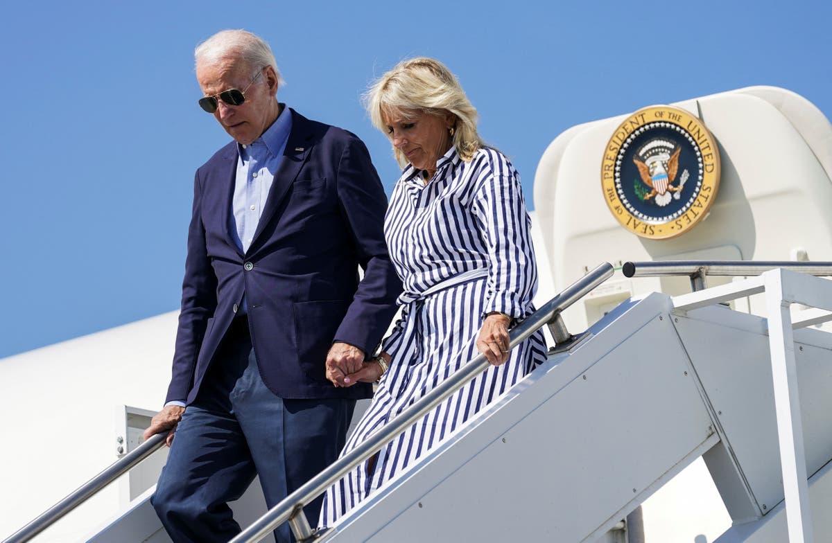President Biden en First Lady arriveer om deur die vloedgeteisterde Kentucky te toer