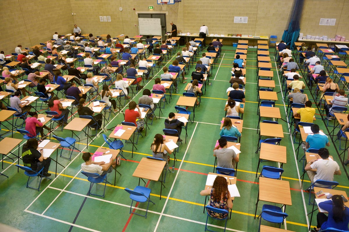 Mer enn 100,000 elever som skal motta eksamensresultater over hele Skottland