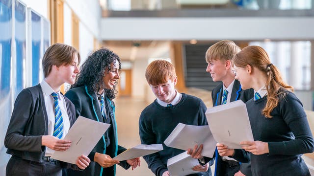 Students (de gauche) Sophie Thwaites, Aaliyah McLaine, Michael Stewart, Aaron Boyack and Claire McNab at Auchmuty High School in Glenrothes, Fife, check their results as high school pupils across Scotland find out their exam results