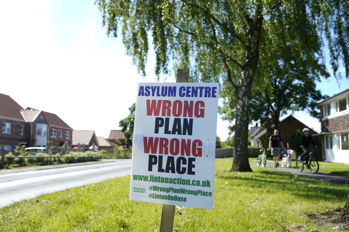 Kontroversielle planer om å flytte asylsøkere til landsbyen Yorkshire ble skrinlagt