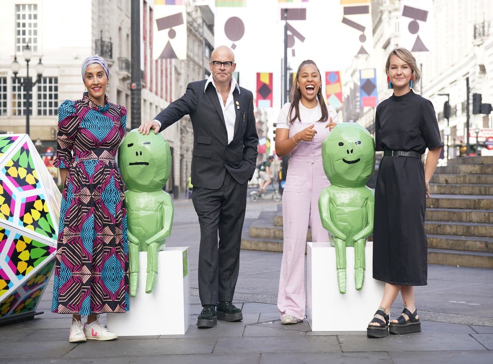 Harry Hill with the artists (left to right) Zarah Hussain, Fiona Quadri, and Sam Williams during the launch of the Brighter Future art initiative, at Piccadilly Circus, Londres (Yui Mok/PA)