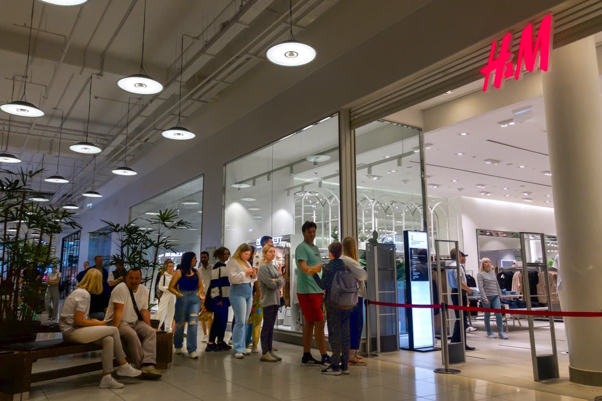 Russians buy last goods from H&M, IKEA as stores wind down