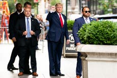 Trump pleads fifth in New York deposition - ライブフォロー