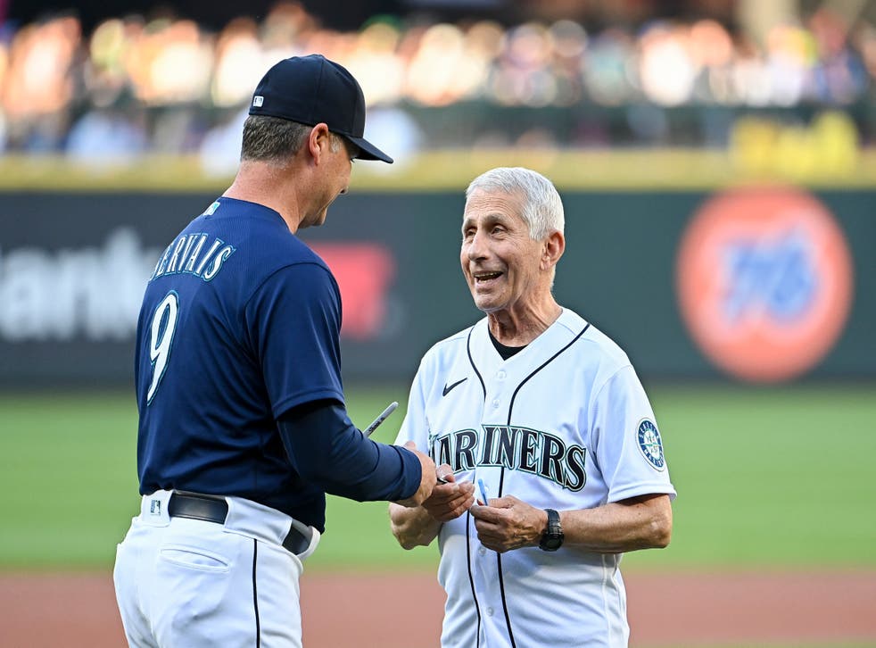 <p>Manager Scott Servais #9 (L) of the Seattle Mariners and Dr. アンソニー・ファウチ, director of the National Institute of Allergy and Infectious Diseases and chief medical advisor to the U.S. 大統領, meet before the game between Mariners and the New Yprk Yankees </p>