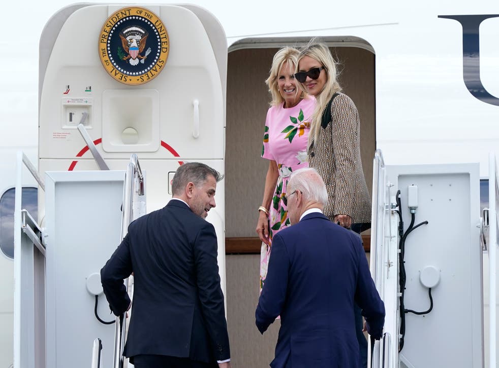 <p>Mr Biden and his son Hunter board the aircraft as their wives, Jill Biden and Melissa Cohen, look on</磷>