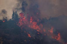 カリフォルニア州で消防士が炎と戦う中、巨大な「firenado」がカメラに捉えられました