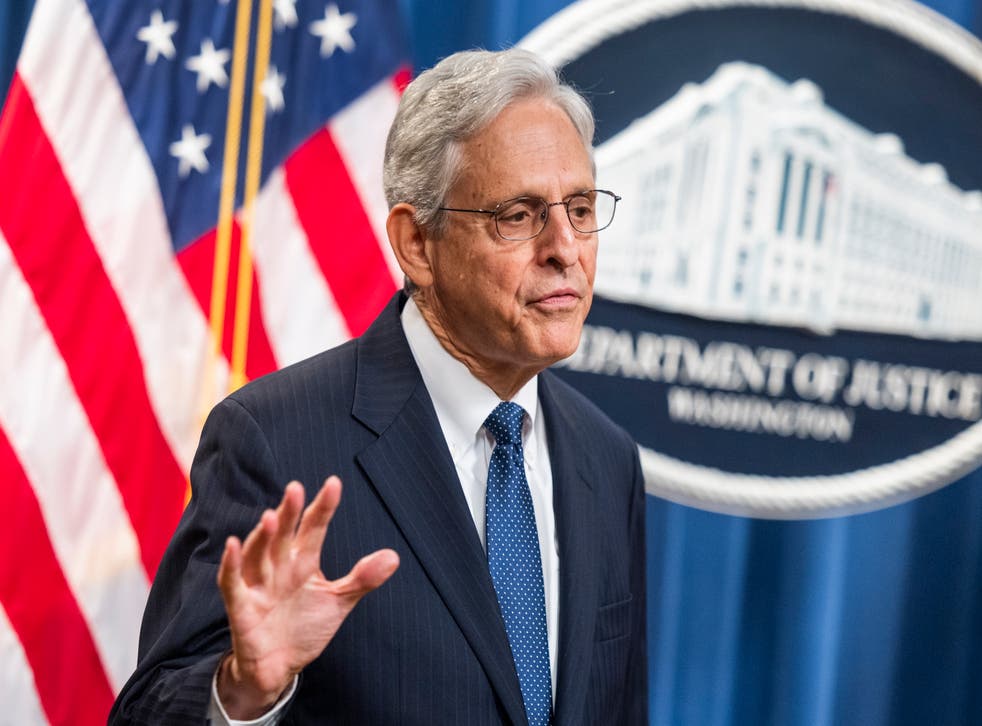 <p>US attorney general Merrick Garland delivers a statement on the recent FBI search of former Donald Trump's Mar-a-Lago</磷>