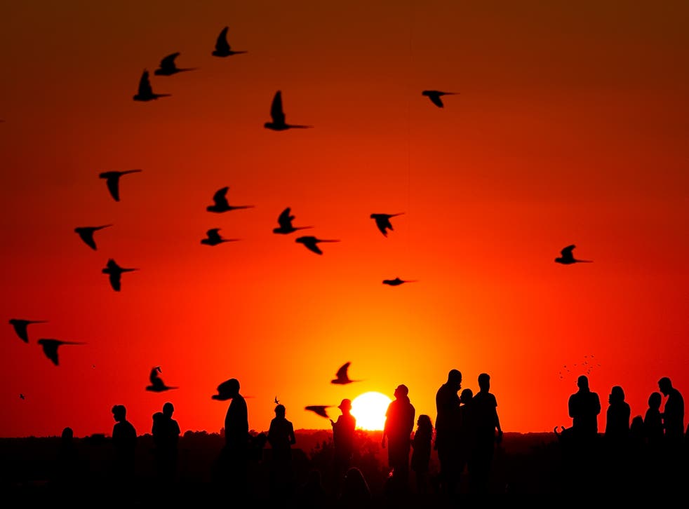 Earlier in the evening, a crowd of people enjoyed a spectacular sunset in Ealing, Wes-Londen (Victoria Jones/PA)
