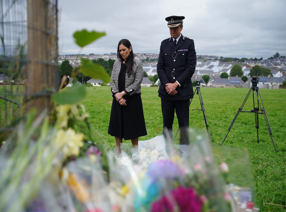 Home Secretary Priti Patel and Chief Constable of Devon and Cornwall Police Shaun Sawyer were among those leaving floral tributes (公共广播)