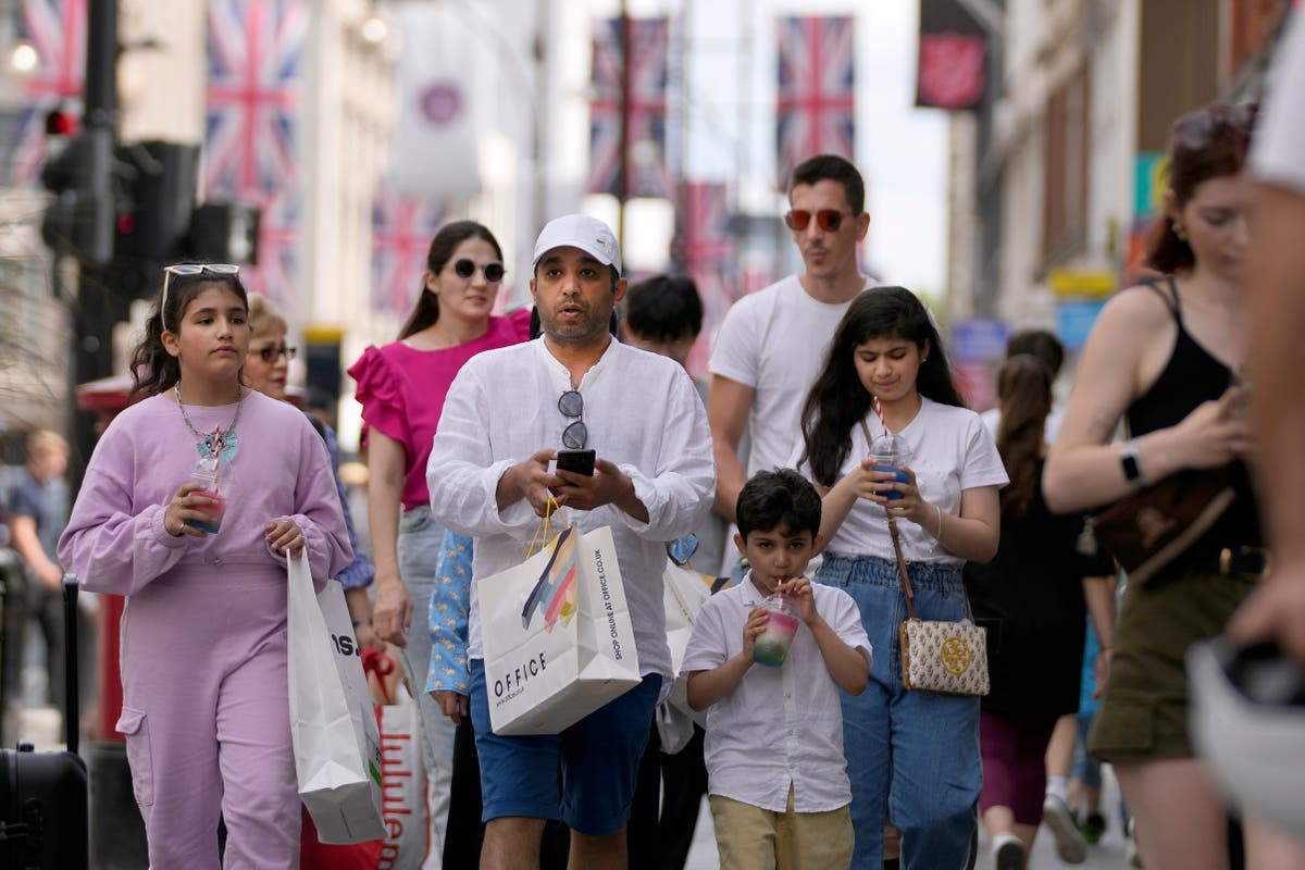 UK economy shrinks in 2nd quarter, sharpening recession fear 1 UK economy shrinks in 2nd quarter, sharpening recession fear