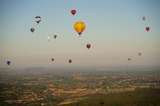 在图片中: Sky’s the limit as the Bristol Balloon Fiesta takes off