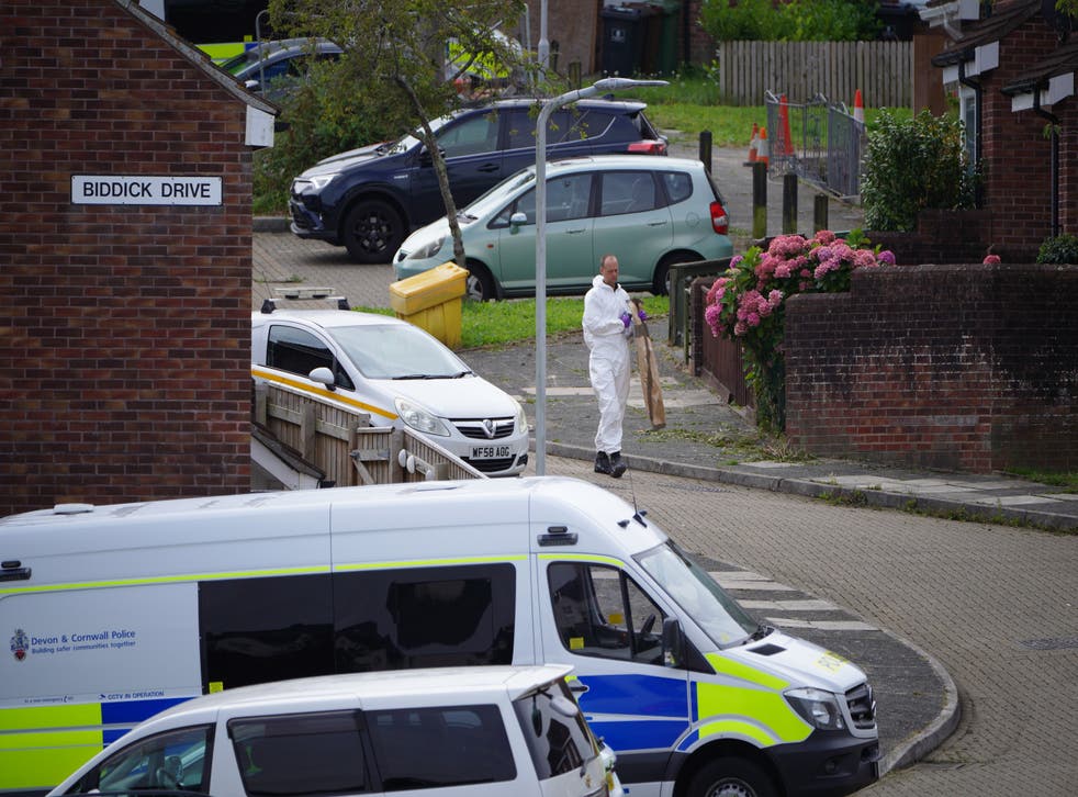 A forensic officer carries an evidence bag in Biddick Drive in the Keyham area of Plymouth, デボン, where the attack took place (ベンバーチャール/ PA)