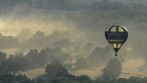 毎年恒例のブリストル国際気球フェスタで飛行する気球の背後にある採石場からのほこり