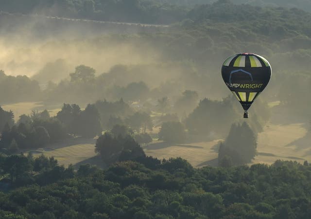 Stof van 'n steengroef agter 'n ballon wat by die jaarlikse Bristol International Balloon Fiesta vlieg