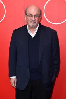JK Rowling "se sentant malade" avec d'autres visages notables après que Rushdie ait poignardé