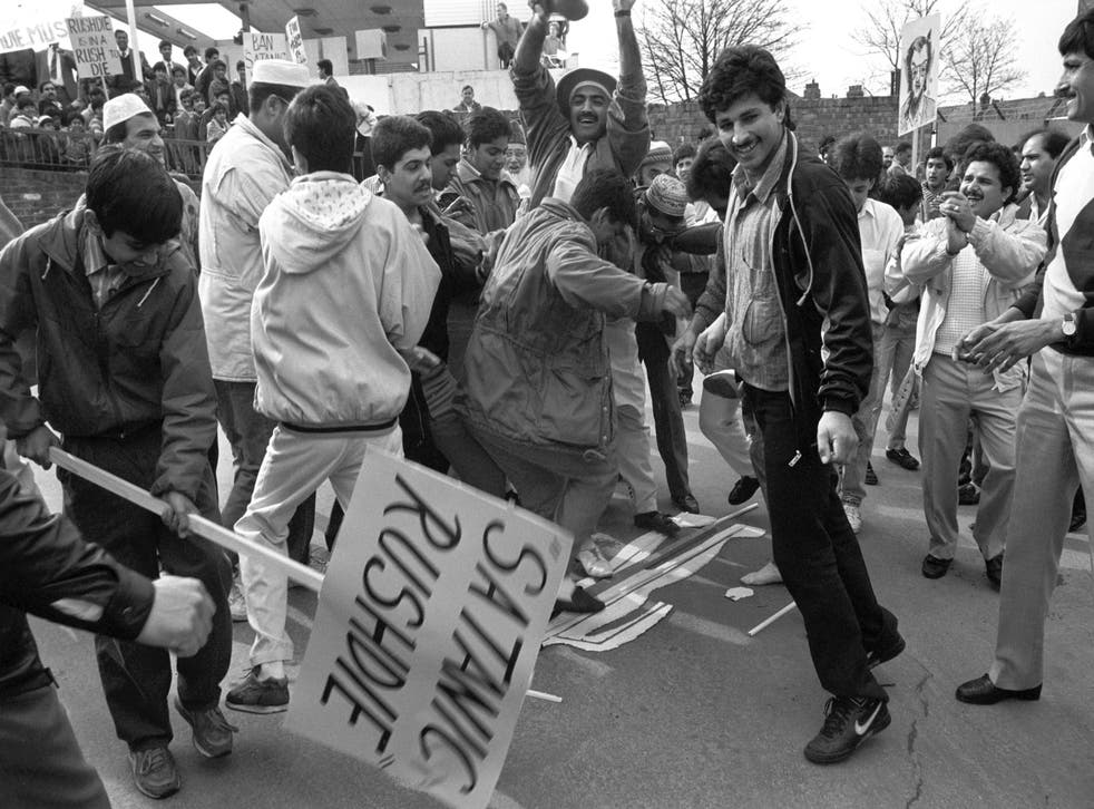 Protests in the UK about the publication of the novel The Satanic Verses in 1989 (公共广播)