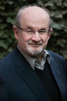 Sir Salman Rushdie 'em um ventilador e pode perder um olho' após ataque em Nova York