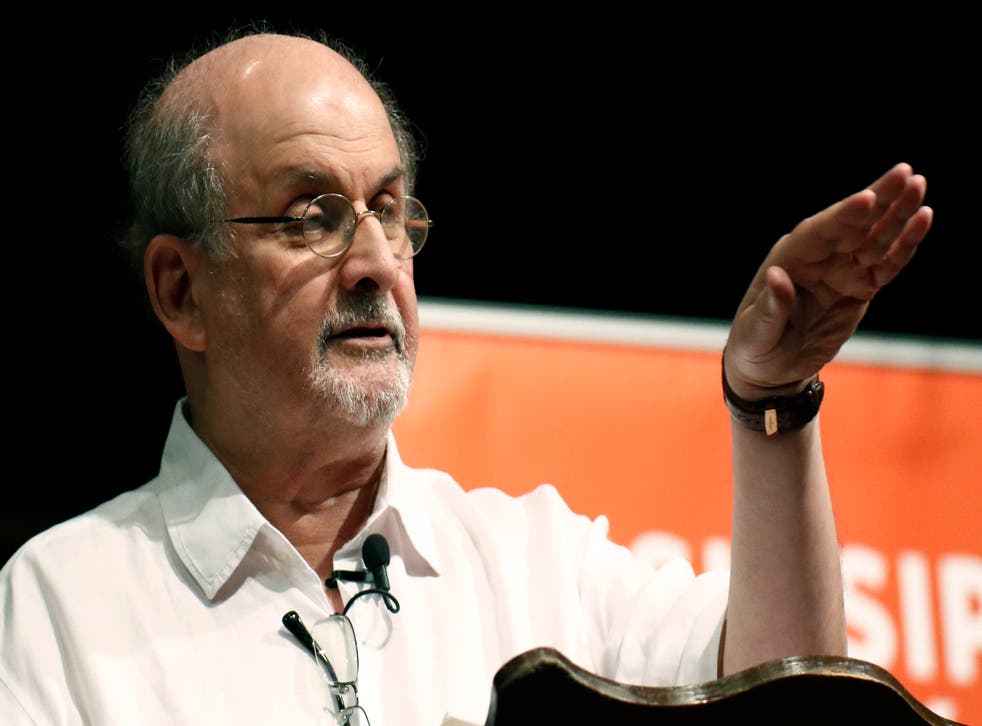 <p>Author Salman Rushdie talks about the start of his writing career, during the Mississippi Book Festival, in Jackson, Miss., on Aug. 18, 2018</磷>