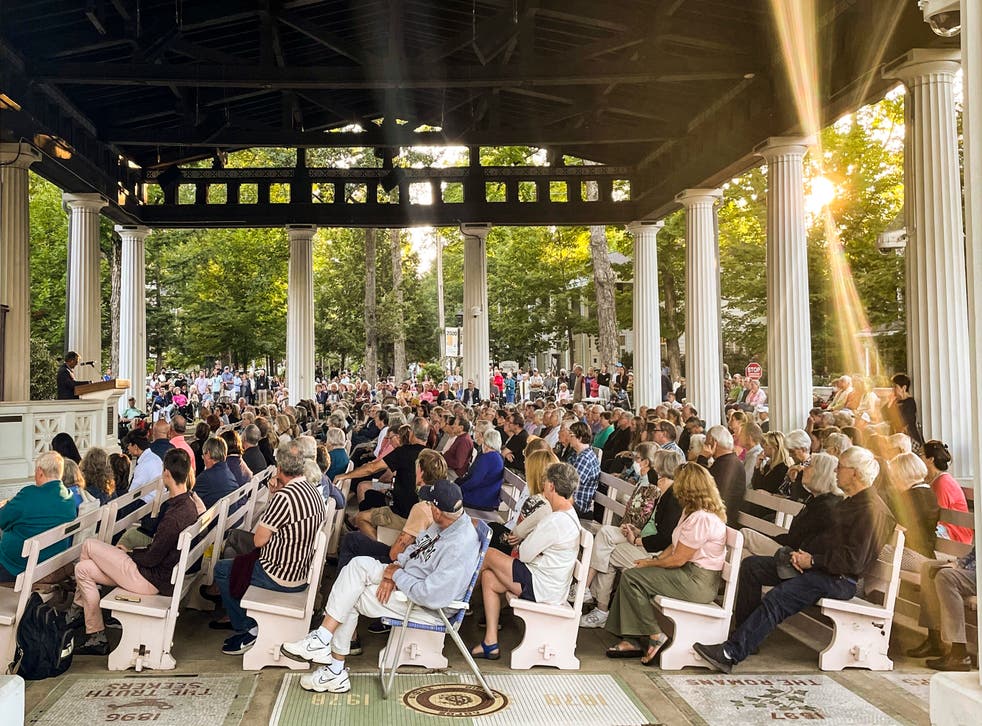 <p>People gather at an evening vigil for author Salman Rushdie after was attacked, Friday Aug. 12, 2022, in Chautauqua</磷>