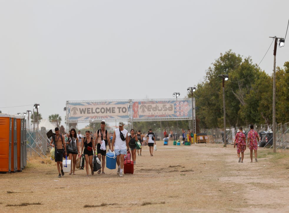 <p>Strong winds distorted the festival causing attendants to flee early</bl>
