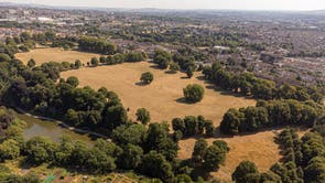 イーストビル公園の乾いた草, ブリストル. 気象庁は、イングランドとウェールズの一部で木曜から日曜までの 4 日間にわたる極度の暑さに対する黄色の警告を発しました。