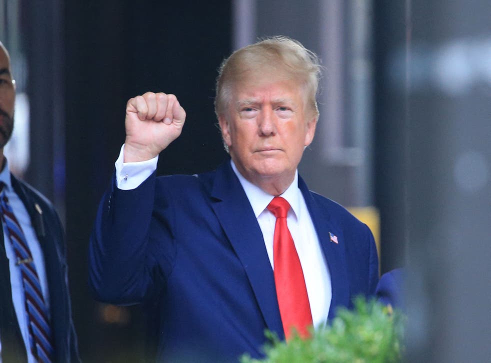 <p>Former US President Donald Trump raises his fist while walking to a vehicle outside of Trump Tower in New York City on August 10, 2022</磷>
