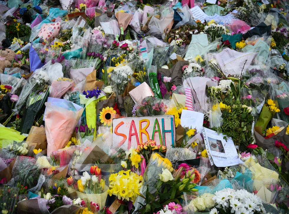 Floral tributes left next to the bandstand in Clapham Common, ロンドン, for Sarah Everard (カースティオコナー/ PA)