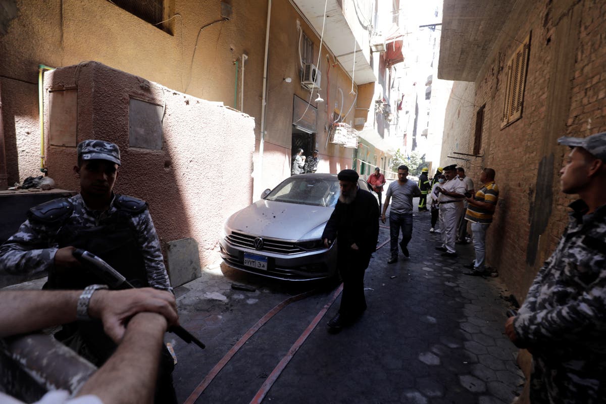 I det minste 41 drept og dusinvis skadet da brannen river gjennom kirken i Egypt