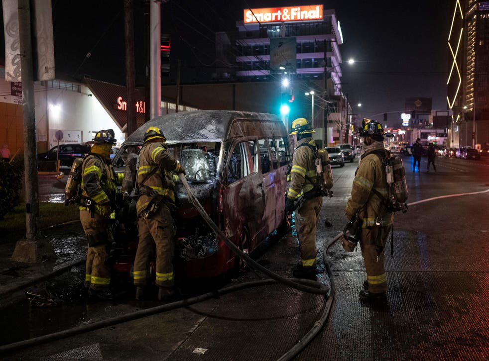 <p>Firefighters work at the scene of a burnt collective transport vehicle after it was set on fire by unidentified individuals in Tijuana, Baja California state, メキシコ, 8月に 12, 2022&pt;/p>