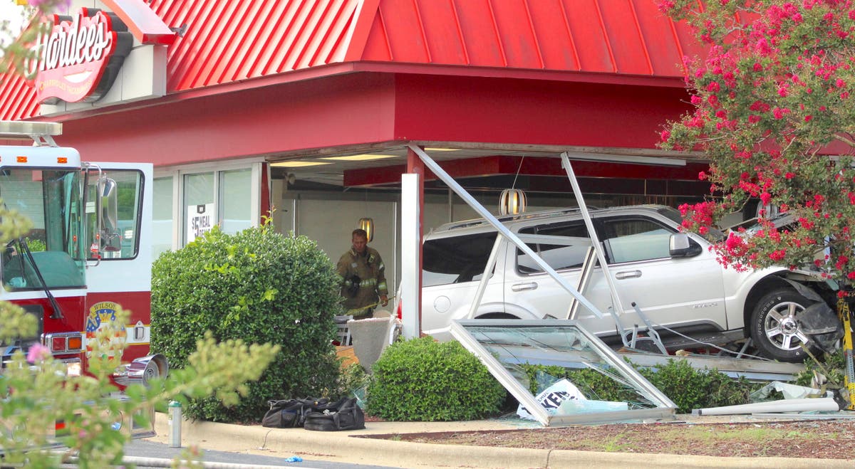 警察: 2 dead after SUV crashes into N. Carolina restaurant