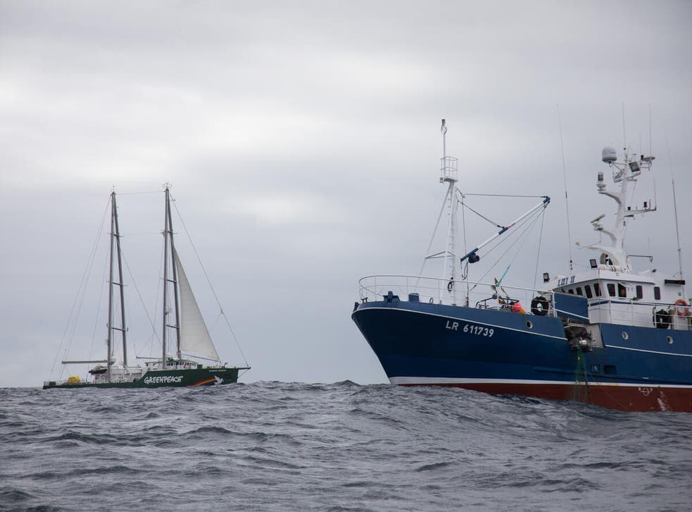 Greenpeace watches and documents the French fishing vessel Luis ll La Rochelle in operation using a gill net (Kristian Buus / Groen vrede)