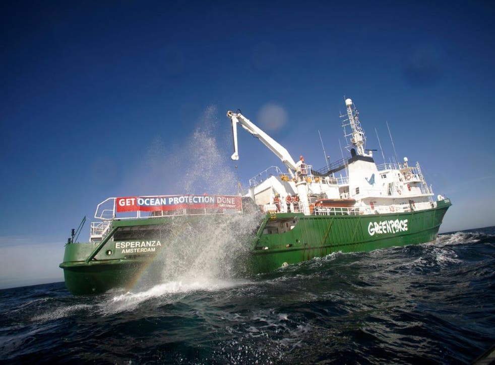 Boulders being thrown into the English Channel from Greenpeace ship Esperanza (Suzanne Plunkett / Groen vrede)