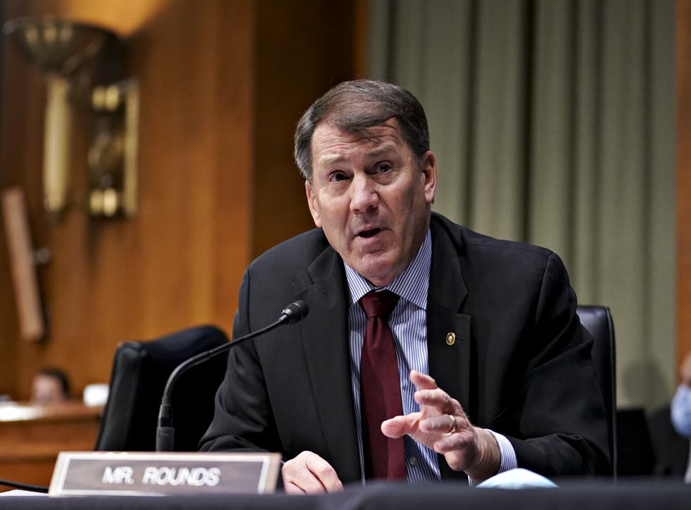 <p>ファイル: Mike Rounds speaking during a Senate Veterans’ Affairs Committee confirmation hearing on 27 January 2p21</p>