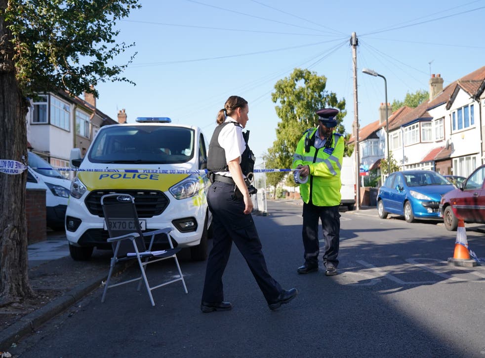 Police erects a cordon near the scene on Galpin’s Road, Merton, sud de Londres (Jonathan Brady/PA)