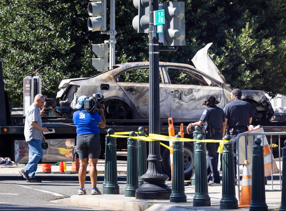 <p>A tow truck removes a car that crashed into a US Capitol barricade in Washington, DC, EUA, 14 August 2022</p>