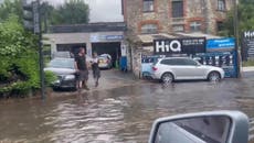 雷雨: Cornwall roundabout submerged by pooling floodwater after downpour