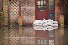 雷暴袭击英国时如何保护您的房屋免受洪水侵袭