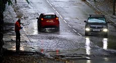 Inundações e chuva forte começam quando tempestades varrem áreas da Inglaterra