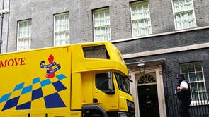 Bishop's Move公司的一辆面包车, 专门从事搬家的, 储存和运输, 唐宁街外, 伦敦