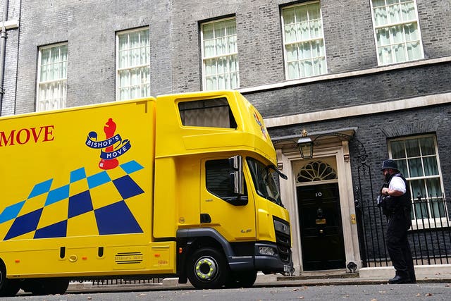 A van from the company Bishop’s Move, which specialises in removals, storage and shipping, outside Downing Street, Londres