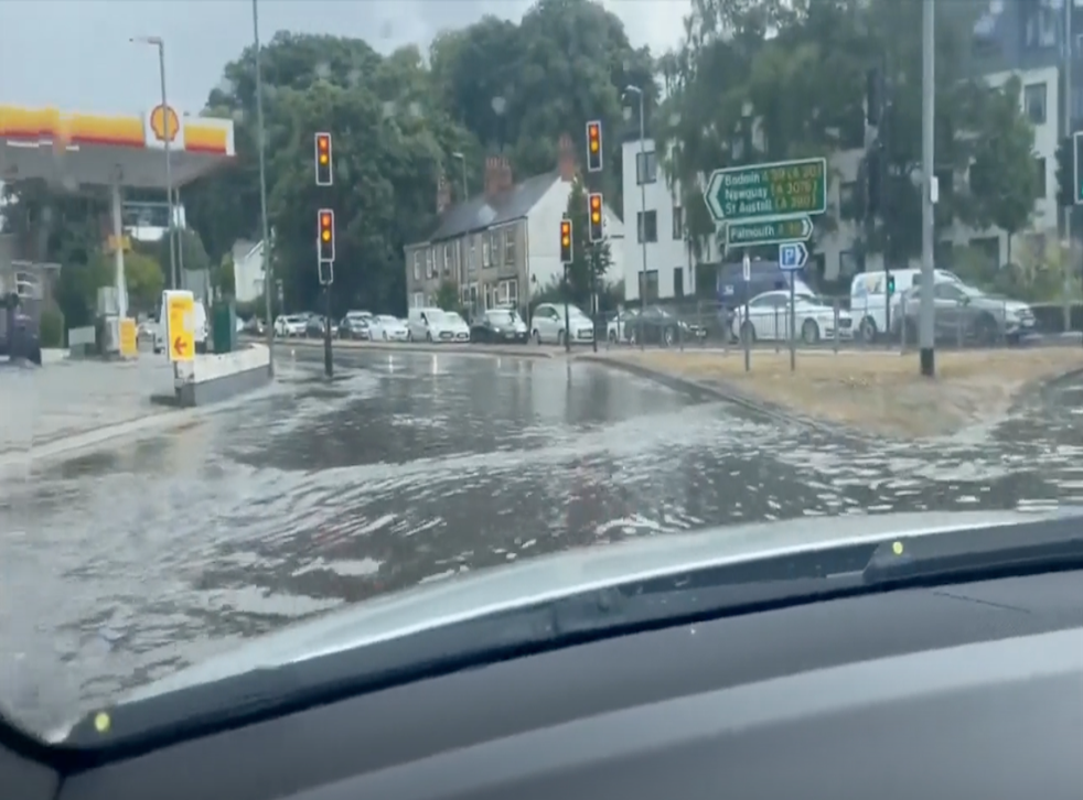 <p>Drivers in Truro, Cornwall had to drive with caution around the flooded roundabout </磷>