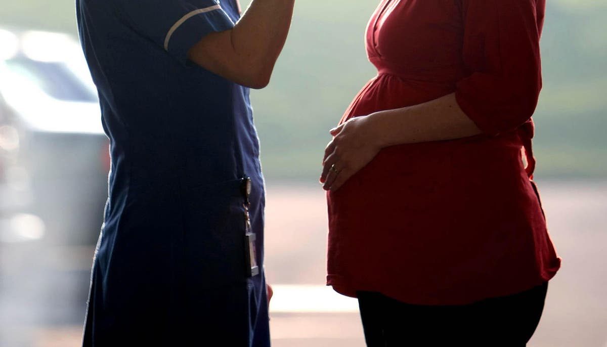Midwife numbers fall in every English region, figurer viser   