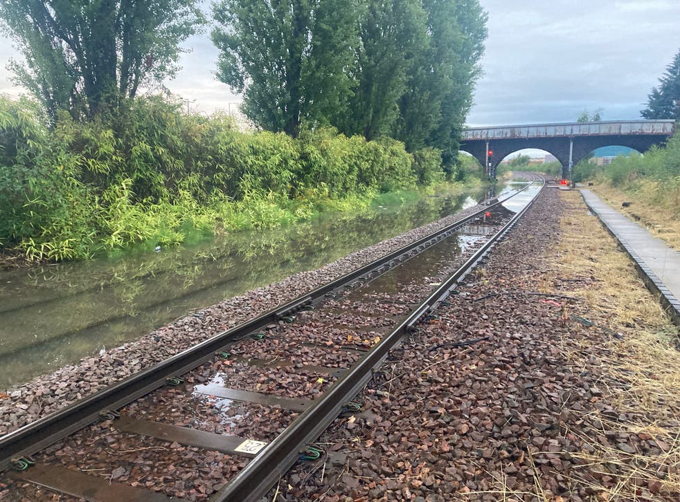<p>Rail line submerged by flooding at Perth station (la gauche) plt;/p>