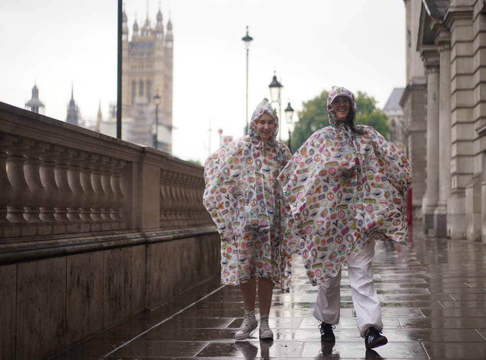 Tourists walk along Whitehall in Westminster, ロンドン中心部, in the rain (ビクトリア・ジョーンズ/PA)