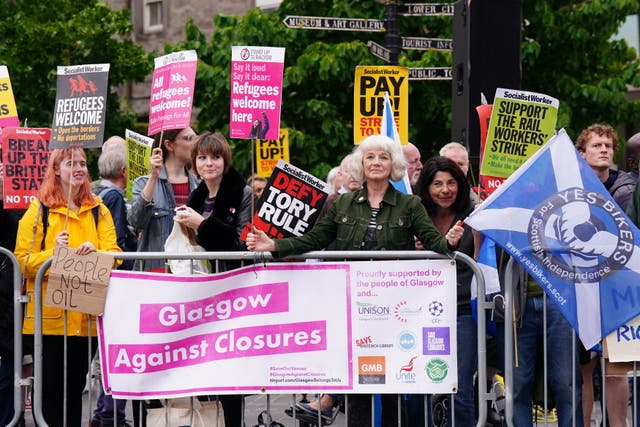 Betogers vergader buite Perth-konsertsaal in Skotland, waar konserwatiewe leierskap hoopvolles, Liz Truss en Rishi Sunak gaan aan 'n hustings-geleentheid deelneem