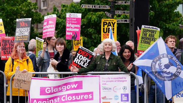 Betogers vergader buite Perth-konsertsaal in Skotland, waar konserwatiewe leierskap hoopvolles, Liz Truss en Rishi Sunak gaan aan 'n hustings-geleentheid deelneem