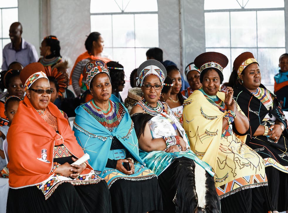 <p>Zulu Queen Mantfombi Dlamini Zulu (third left) sits in the presence of four other wives of Zulu King Zwelithini</s>