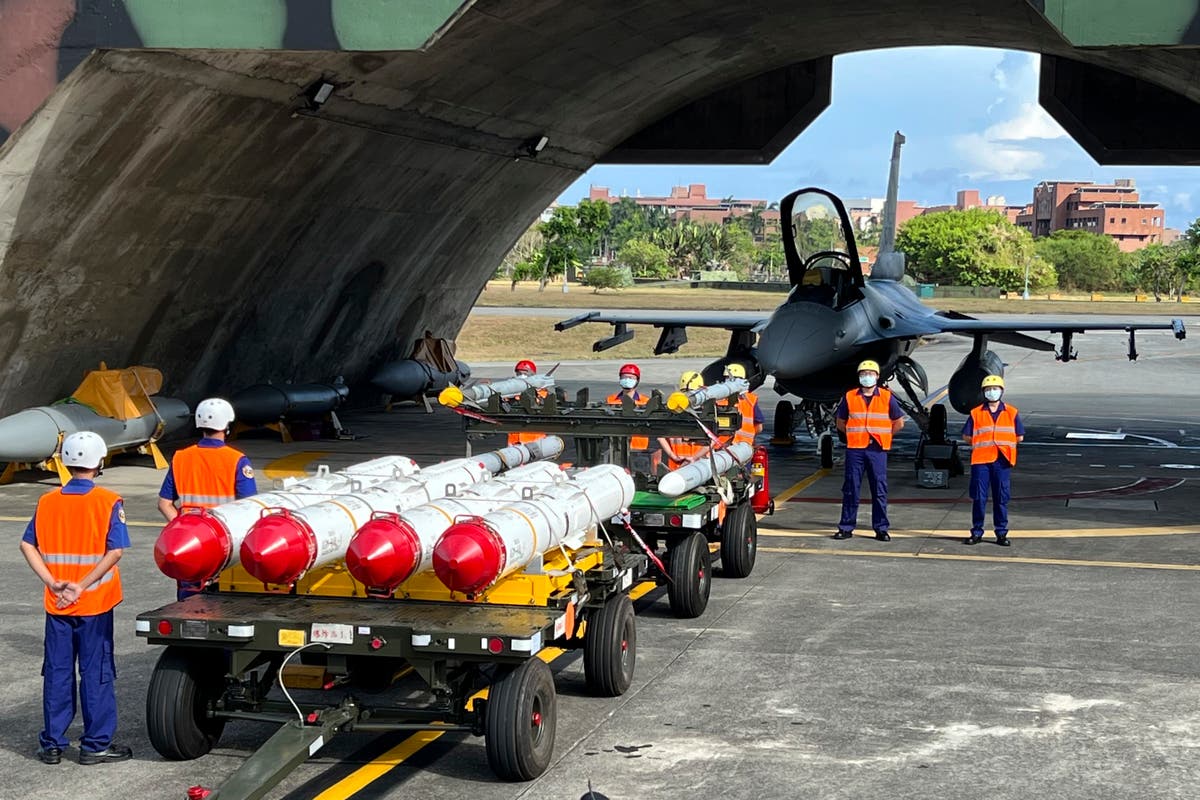 Taïwan, China hold opposing military drills amid tensions