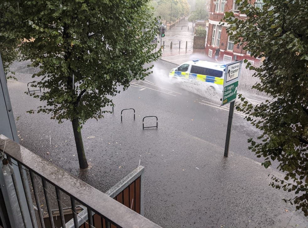 Flooding in Northwold Road, in Stoke Newington, Londen (@TomHuddleston/PA)