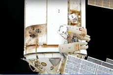 Caminhada espacial russa interrompida por bateria ruim em traje de cosmonauta